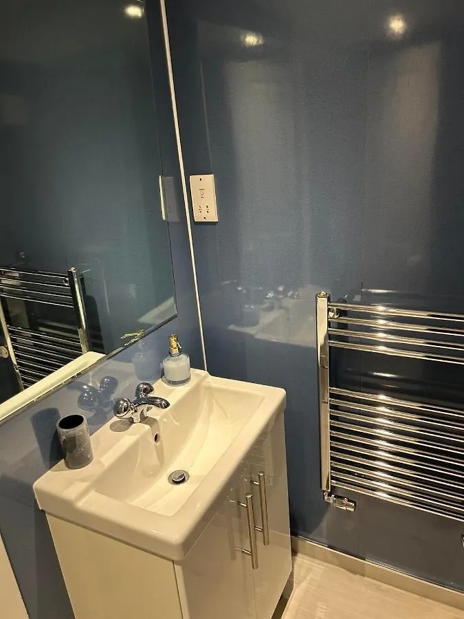 2-Level Apartment Aberdeen 0*,